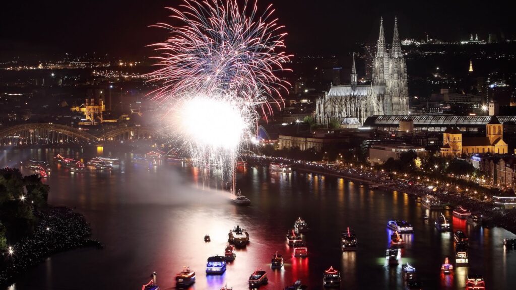 Kölner Lichter Feuerwerk bei Nacht