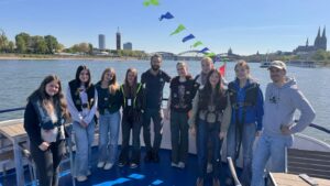 Gruppe Mädchen auf dem Deck eines Schiffs auf dem Rhein