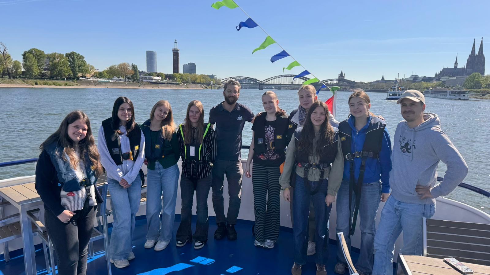 Gruppe Mädchen auf dem Deck eines Schiffs auf dem Rhein