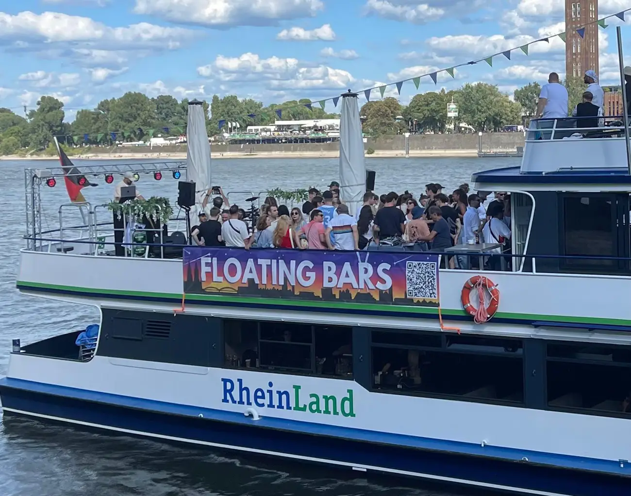 Feiernde MEnschen auf dem Deck des Schiffs MS Rheinland auf dem Rhein.
